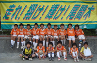 新横断幕の前で記念写真